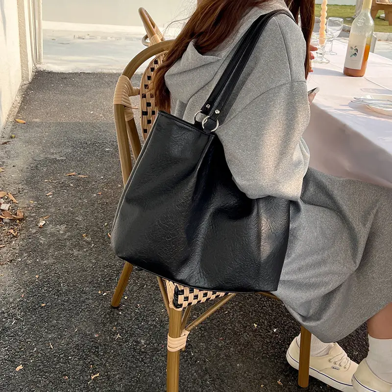 Black Textured Tote Bag for Women 2023 — feature 15