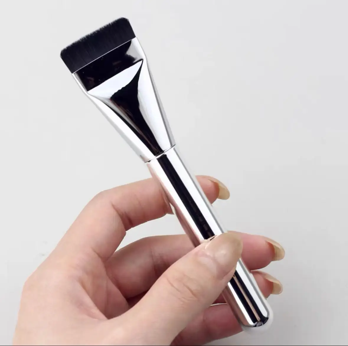 Ultra-Thin Flat Head Concealer Brush for Bare Skin Coverage - Image 4