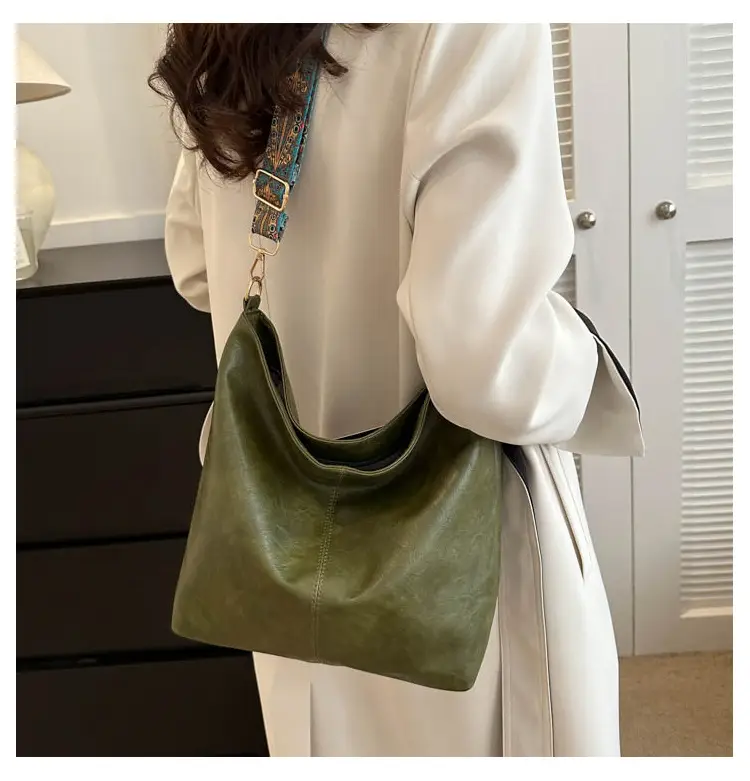 Black Leather Shoulder Bag with Wide Strap for Women 2023 — feature 11