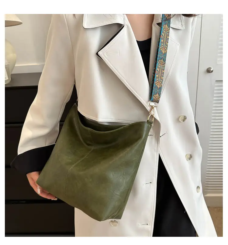Black Leather Shoulder Bag with Wide Strap for Women 2023 — feature 12