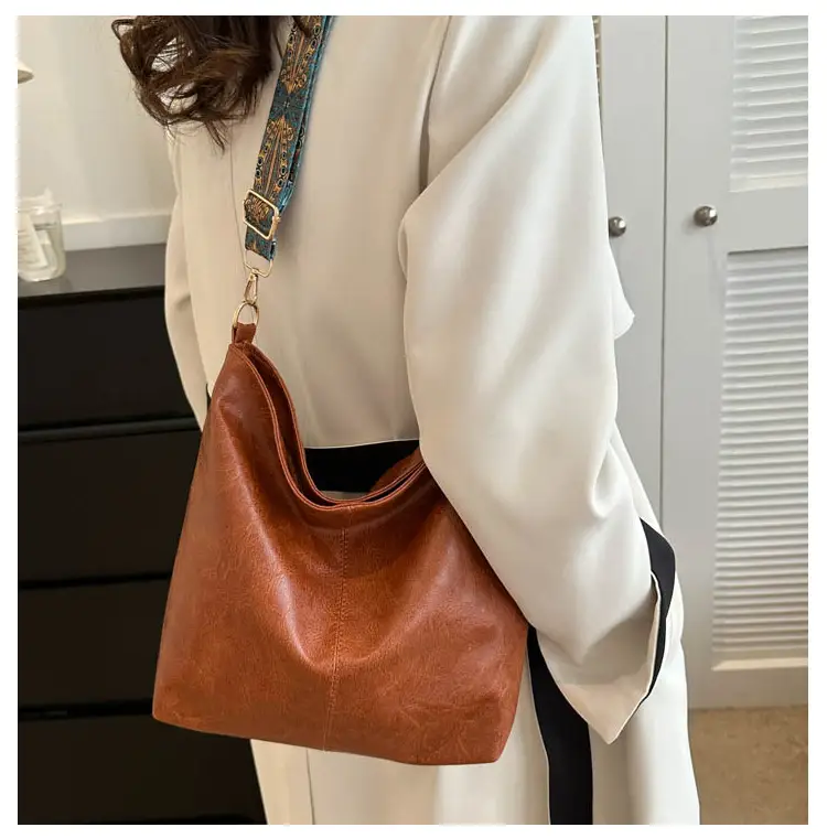 Black Leather Shoulder Bag with Wide Strap for Women 2023 — feature 13