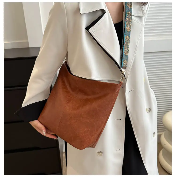 Black Leather Shoulder Bag with Wide Strap for Women 2023 — feature 14