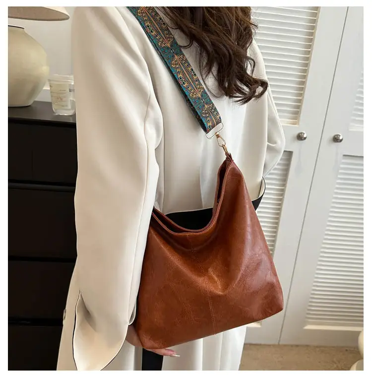 Black Leather Shoulder Bag with Wide Strap for Women 2023 — feature 15
