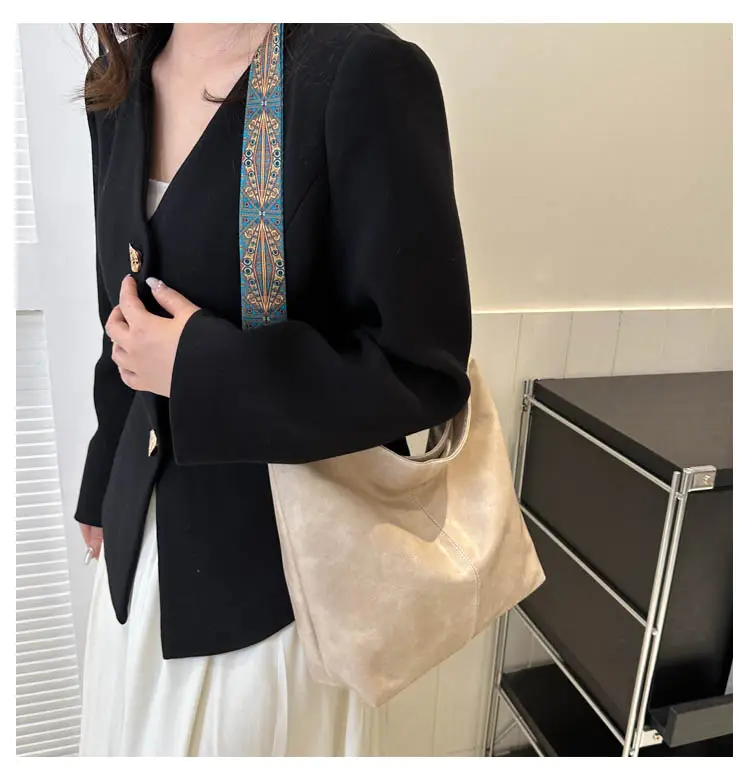 Black Leather Shoulder Bag with Wide Strap for Women 2023 — feature 16