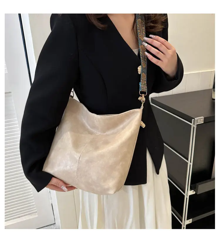 Black Leather Shoulder Bag with Wide Strap for Women 2023 — feature 17