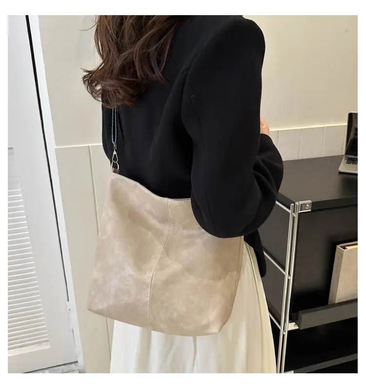 Black Leather Shoulder Bag with Wide Strap for Women 2023 — feature 18