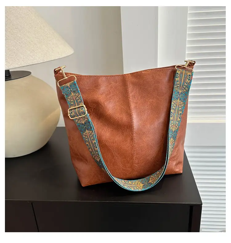 Black Leather Shoulder Bag with Wide Strap for Women 2023 — feature 20