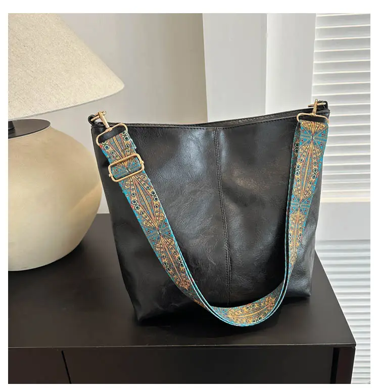 Black Leather Shoulder Bag with Wide Strap for Women 2023 — feature 21