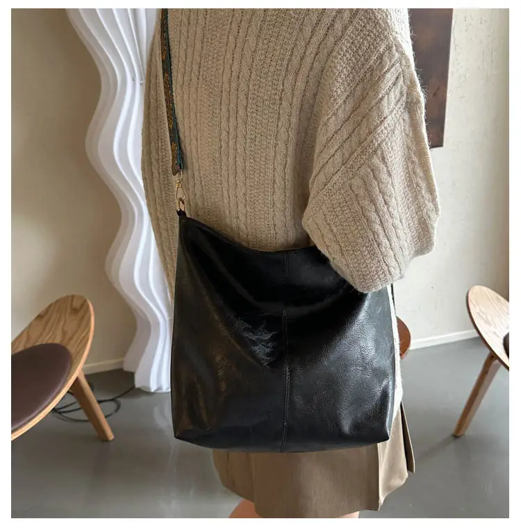 Black Leather Shoulder Bag with Wide Strap for Women 2023 — feature 8