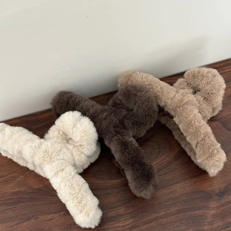 Plush Hair Clip for Women Winter Hair Updo — feature 4