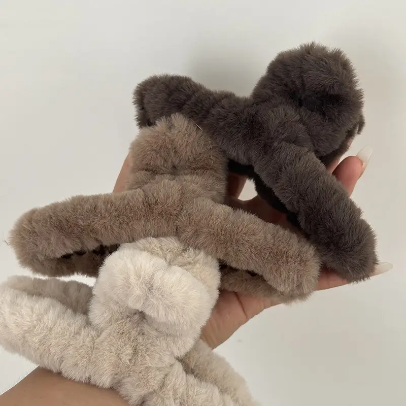Plush Hair Clip for Women Winter Hair Updo — feature 6