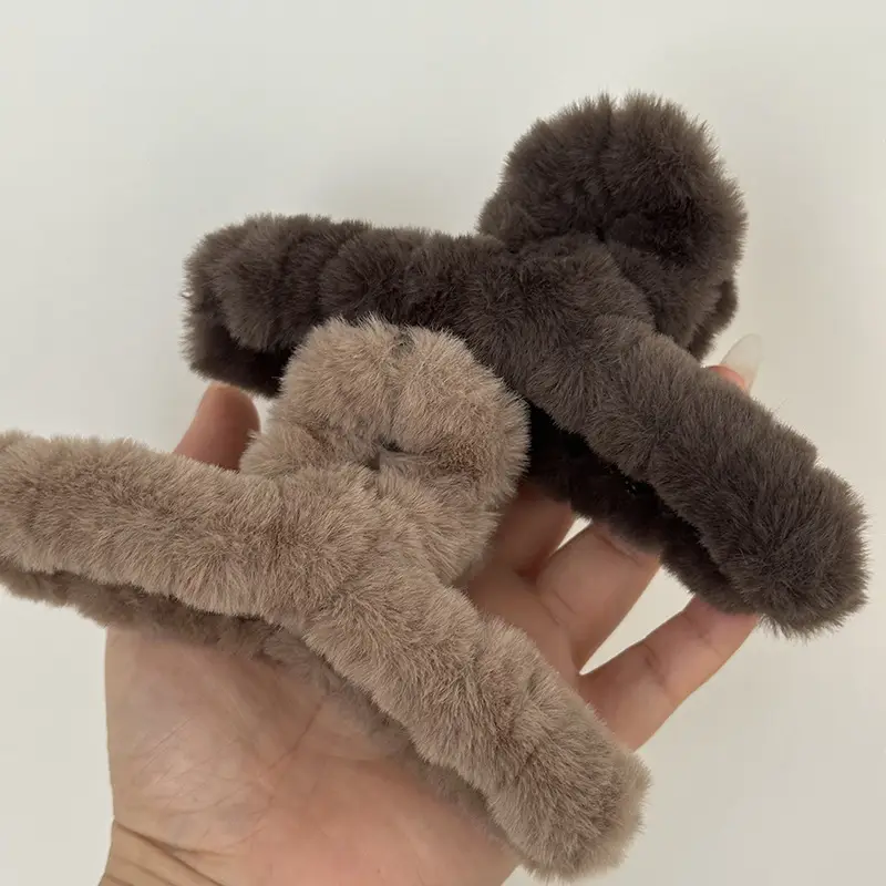 Plush Hair Clip for Women Winter Hair Updo — feature 7