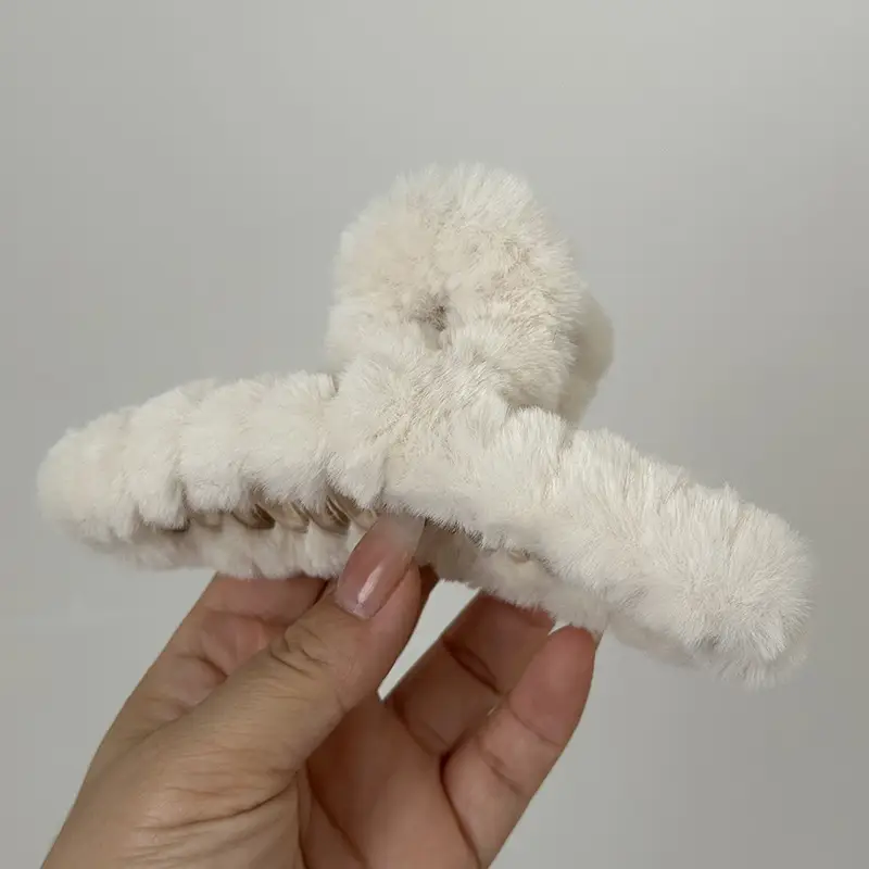 Plush Hair Clip for Women Winter Hair Updo — feature 8