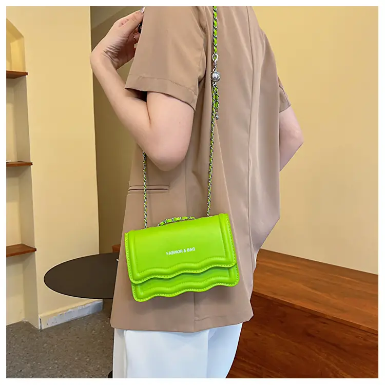 Pink Wave Chain Crossbody Bag for Women 2023 — feature 11