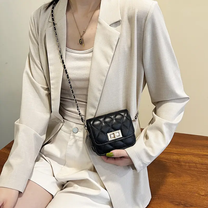 Black Rhombus Chain Shoulder Bag for Women - Image 7