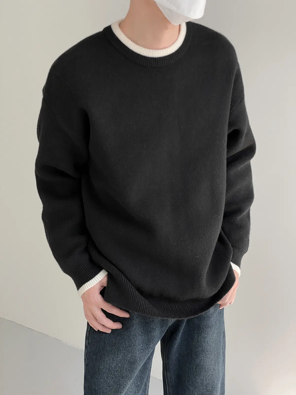 Men Black Knitted Round Neck Sweater for Winter