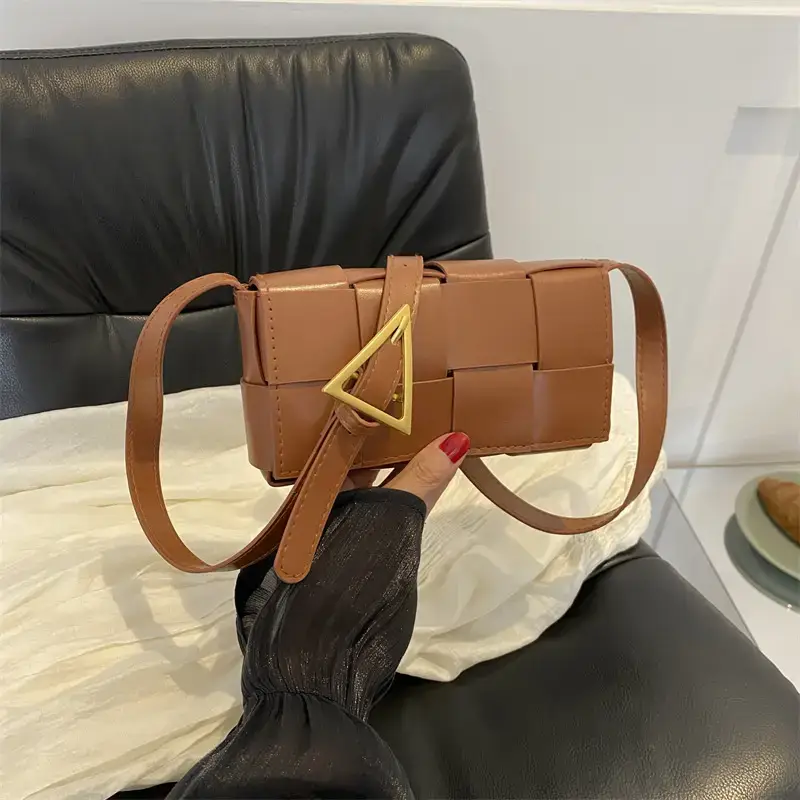 2023 Korean Fashion Shoulder Bag with Gold Clasp