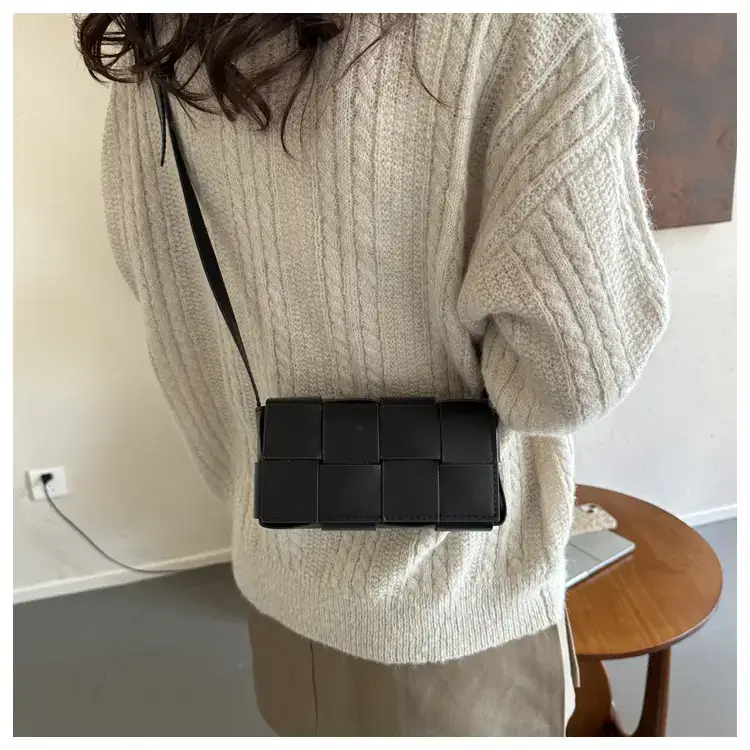 2023 Korean Fashion Shoulder Bag with Gold Clasp — feature 9