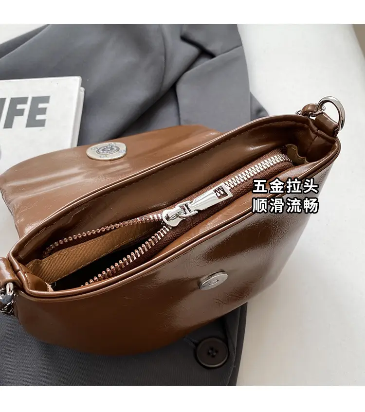 Women's Retro Chain Shoulder Messenger Bag Brown Leather — feature 5