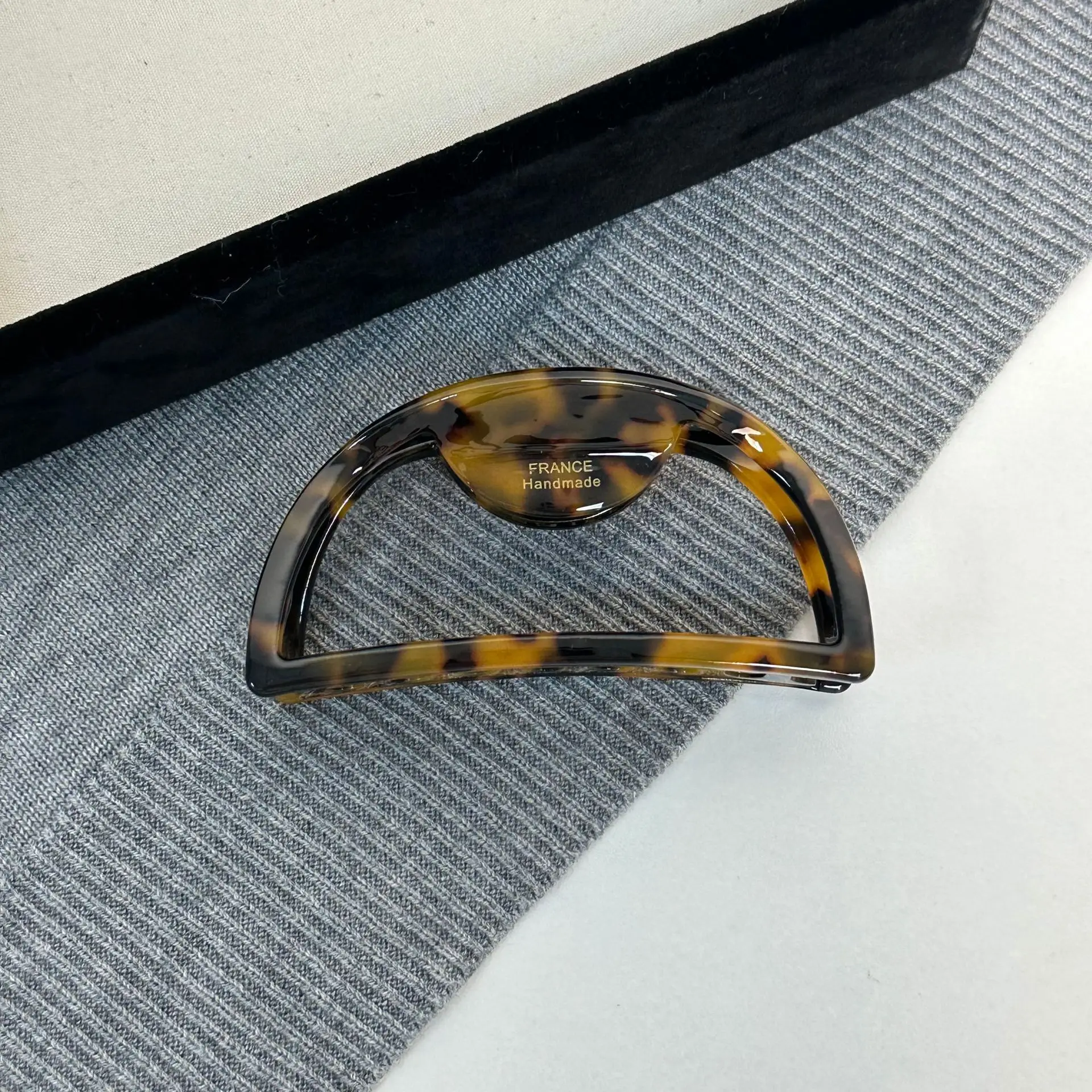 South Korea Gold Mark Hair Grip with Shark Clip - Image 4