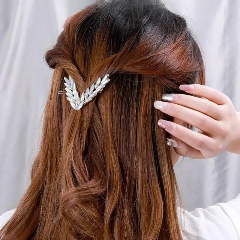Korean-style Crystal V-Back Bangs Clip for Girls — feature 10