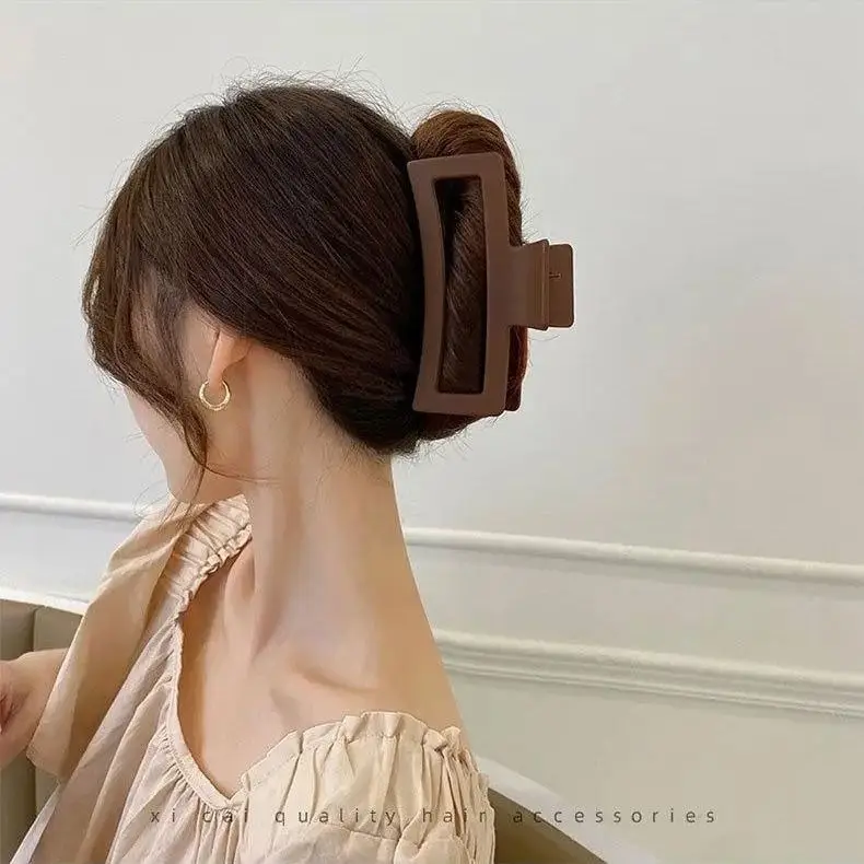 Oversized Clip Hairpin for Women with Soft Faux Fur — feature 1