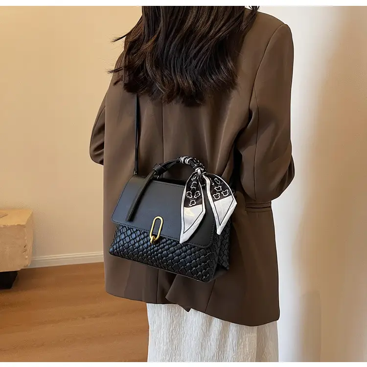 Green Crocodile Textured Women's Shoulder Bag New 2023 — feature 12