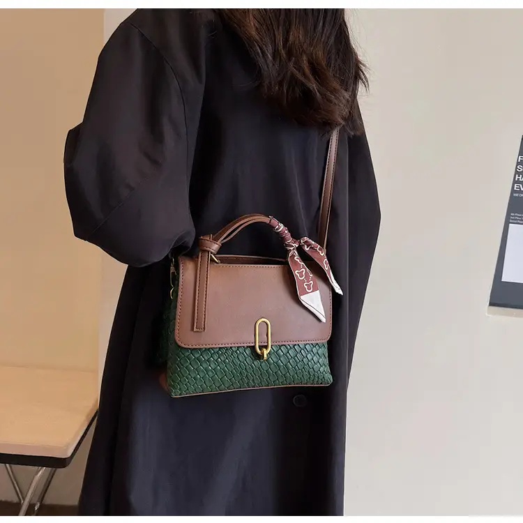 Green Crocodile Textured Women's Shoulder Bag New 2023 — feature 19