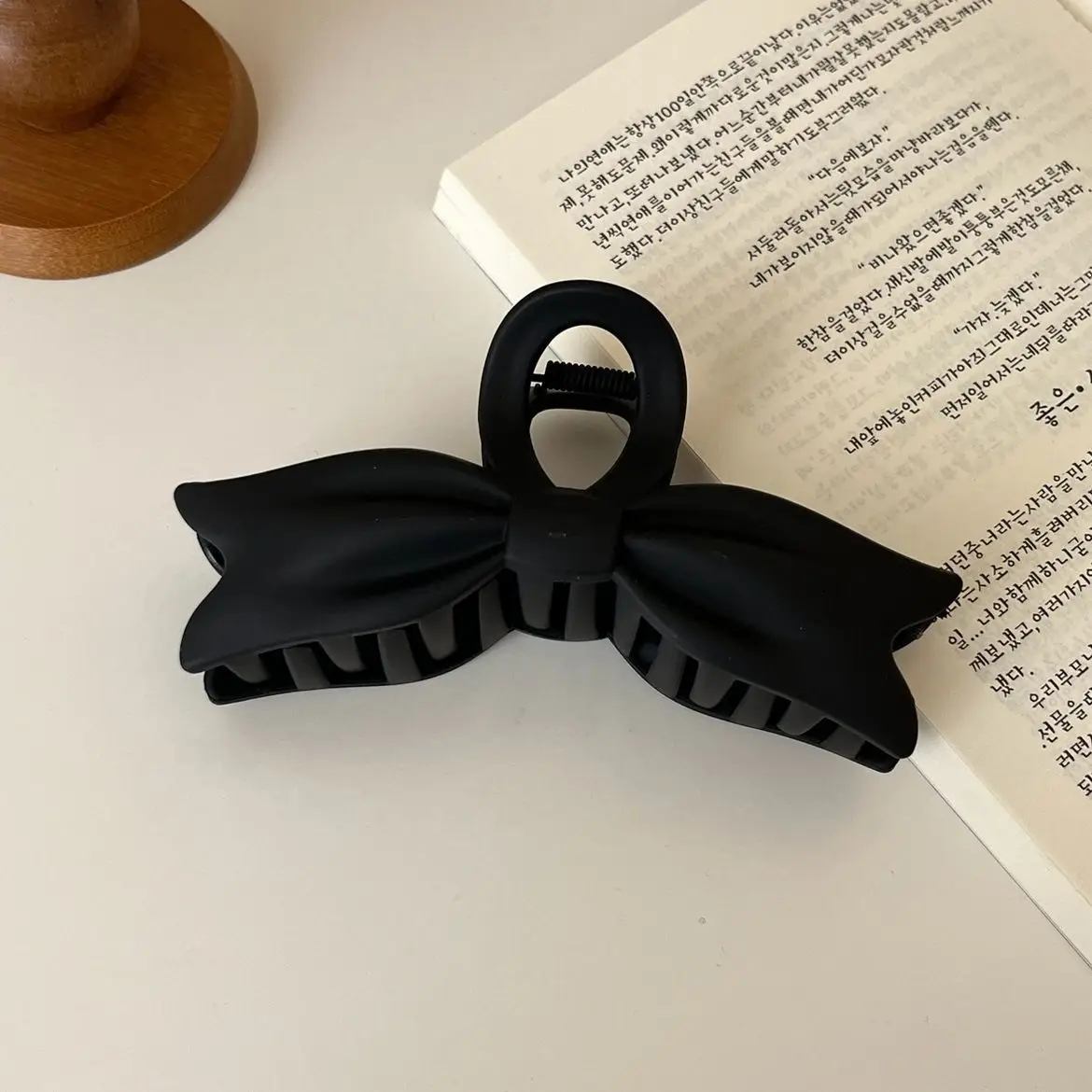 Elegant Frosted Shark Clip for Hair Styling — feature 6