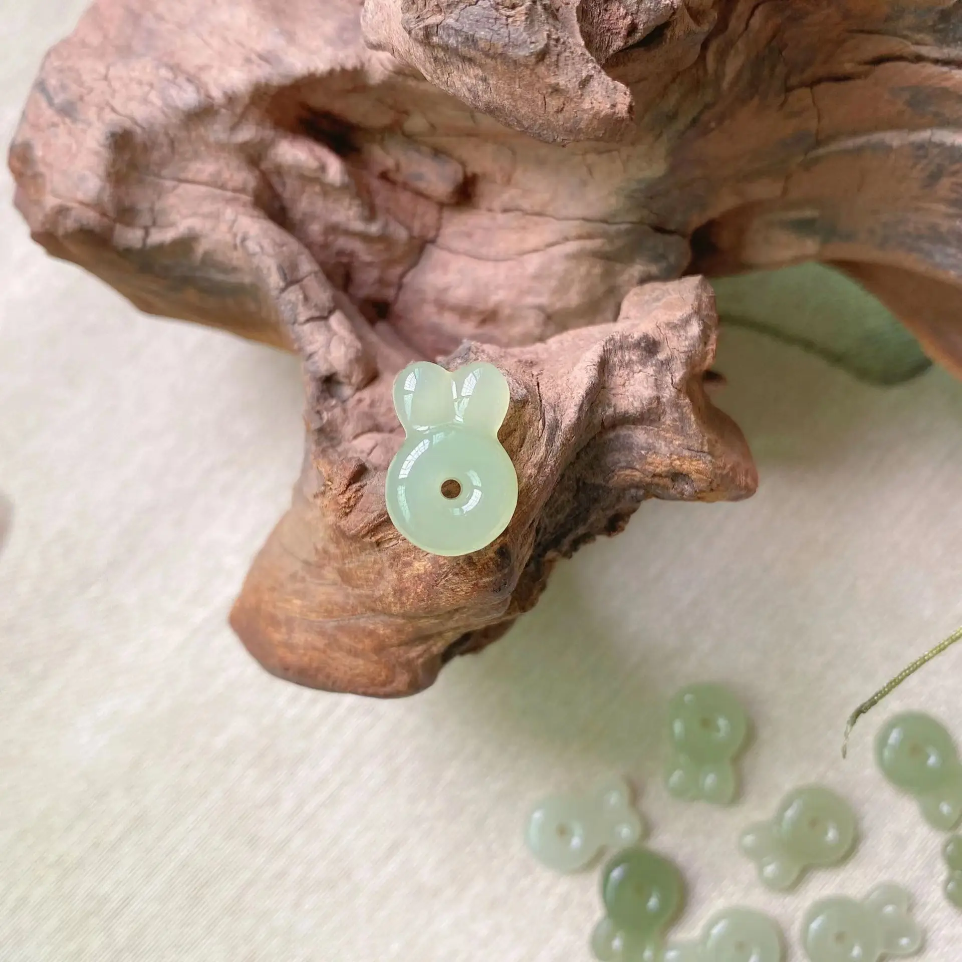 Hetian Jade Rabbit Bracelet Clear Water Material - Image 3