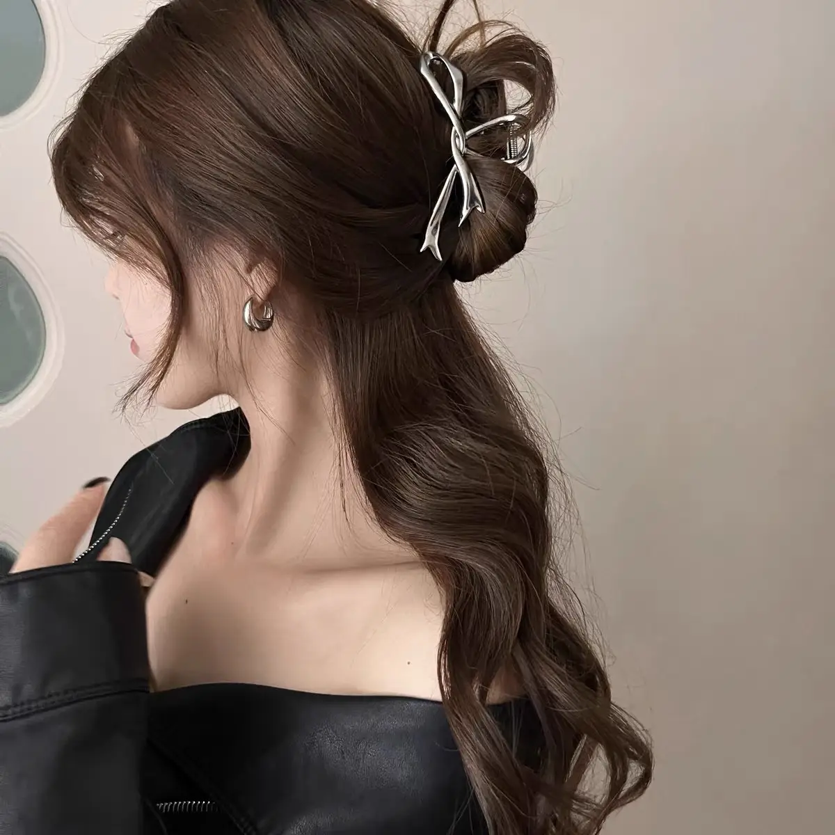 Retro Shark Clip for Women's Hair Updo - Image 7