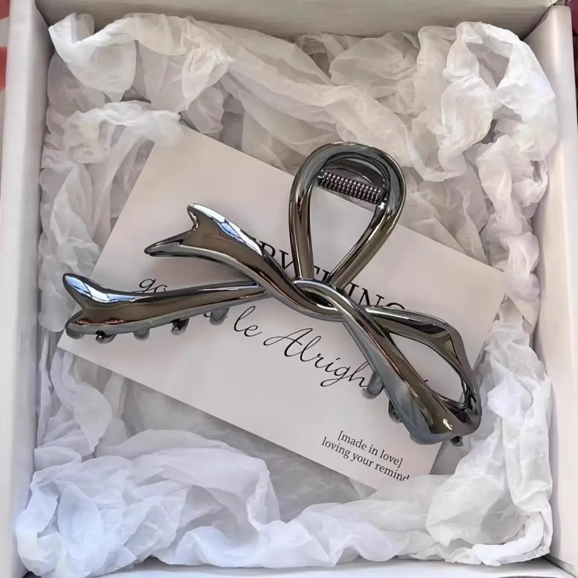 Retro Shark Clip for Women's Hair Updo — feature 3