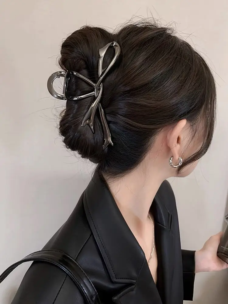 Retro Shark Clip for Women's Hair Updo - Image 2