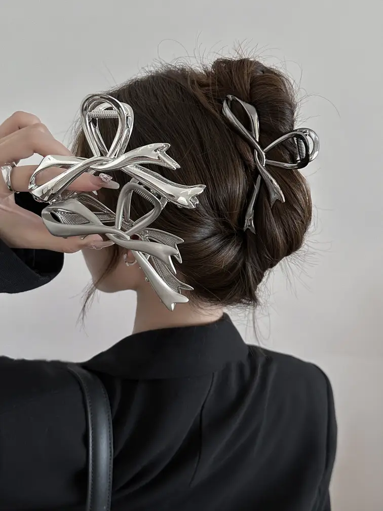 Retro Shark Clip for Women's Hair Updo - Image 3