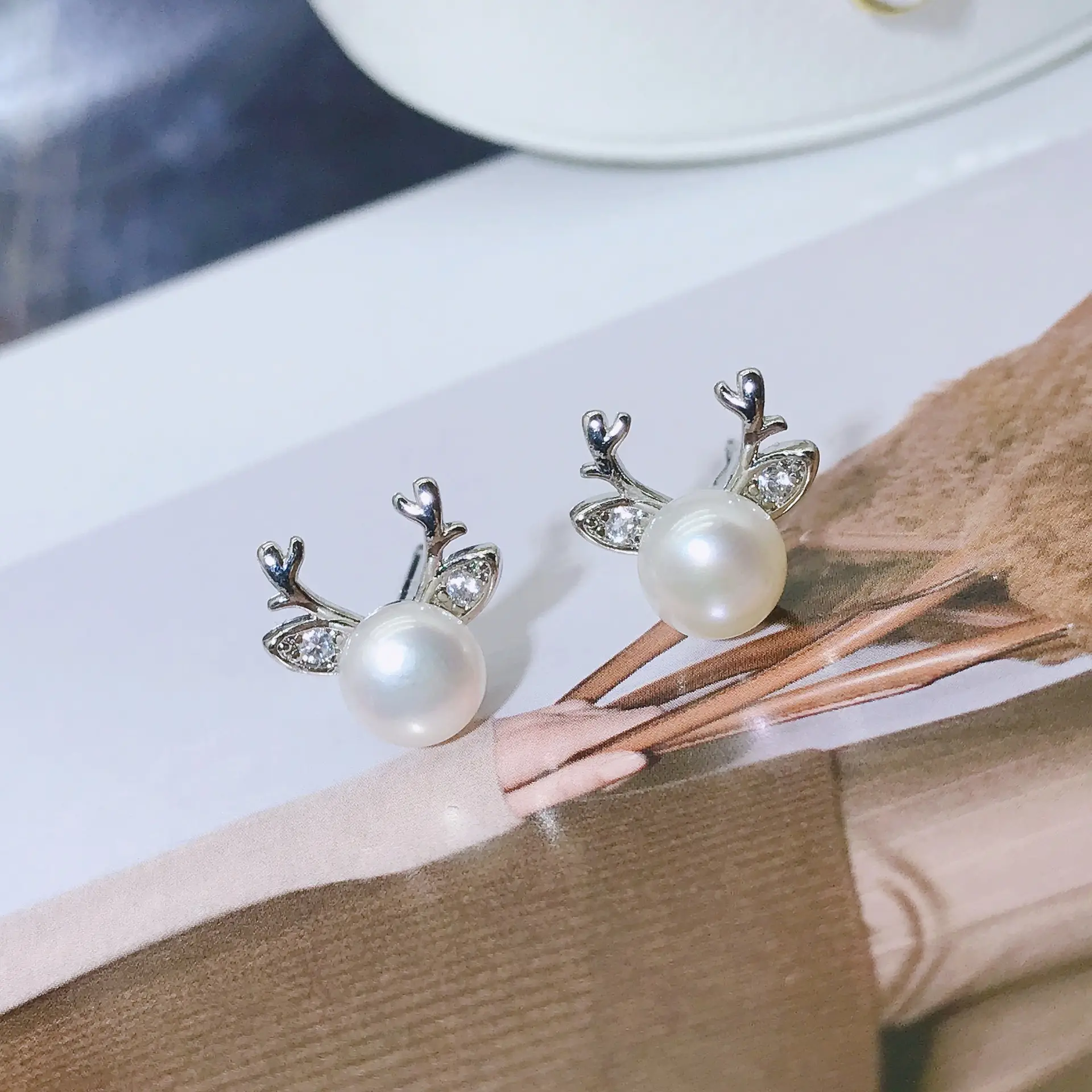 4011B White