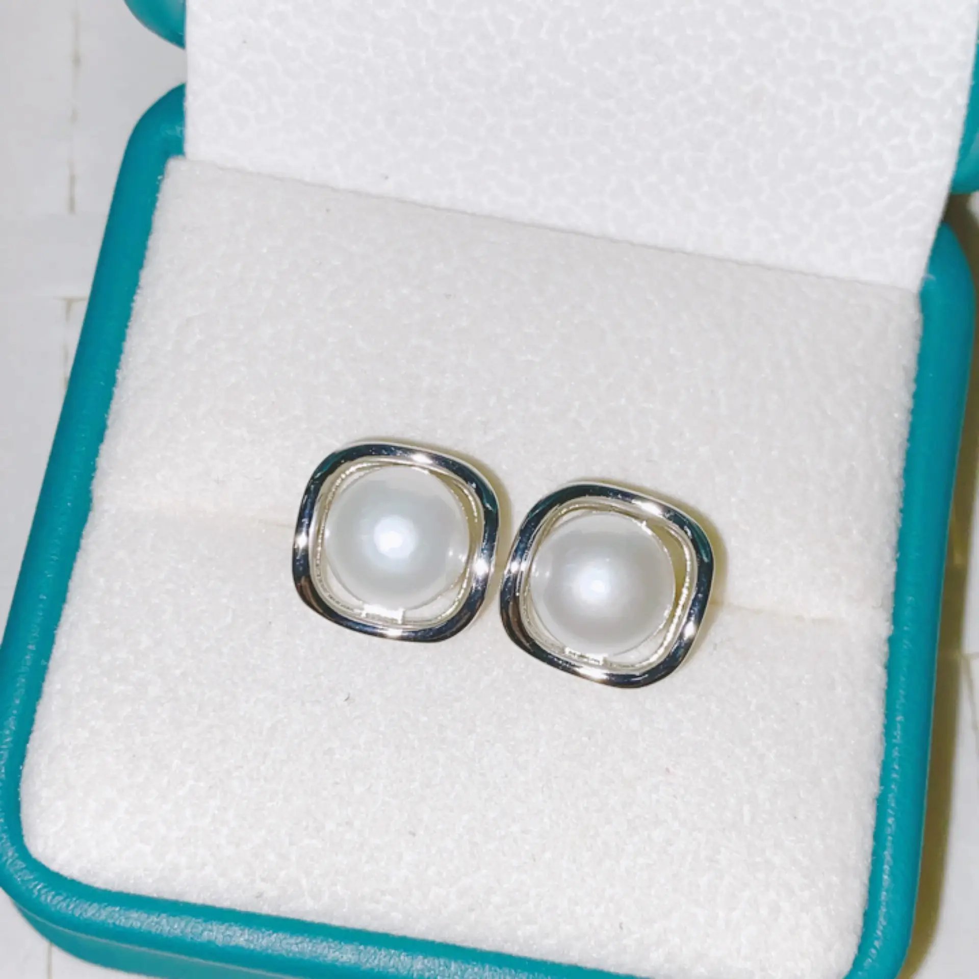 4013B White