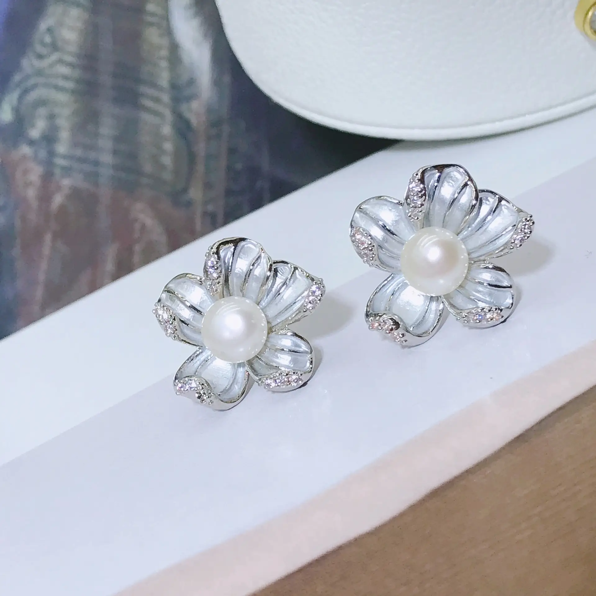 1380B Begonia Flower White Bead