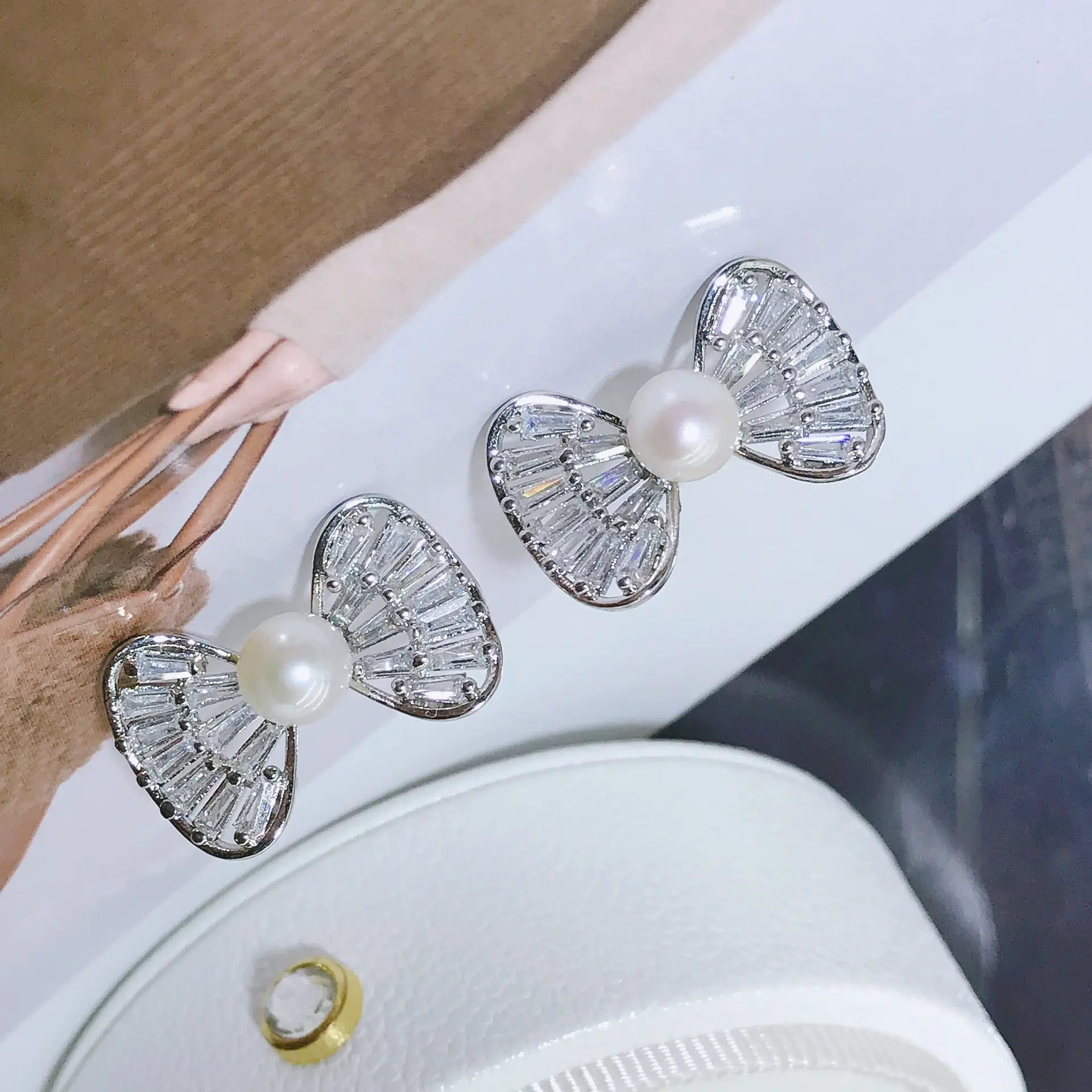 4015B White