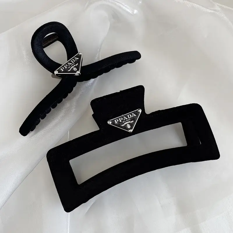 Black Triangular Logo Hair Clip Retro French Shark 2023 — feature 30
