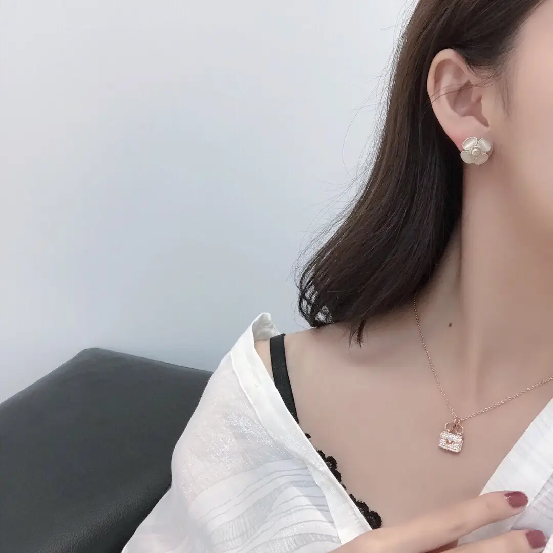 18K Rose Gold Diamond Clavicle Necklace for Women — feature 14