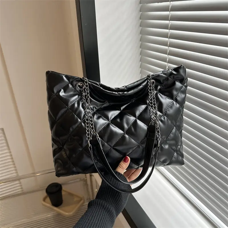 Green Quilted Leather Shoulder Bag for Women 2023 - Image 8