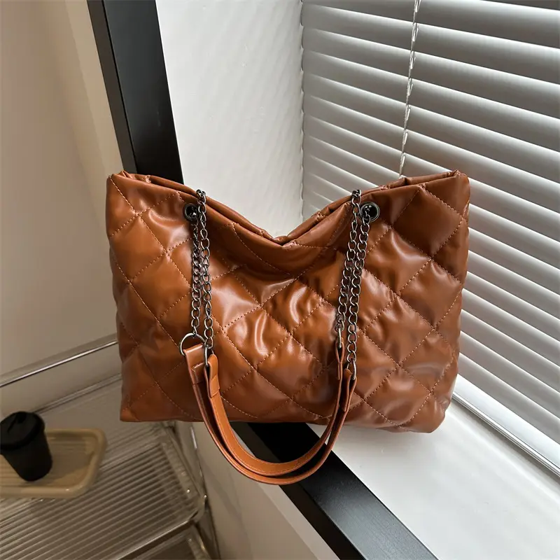 Green Quilted Leather Shoulder Bag for Women 2023 - Image 10