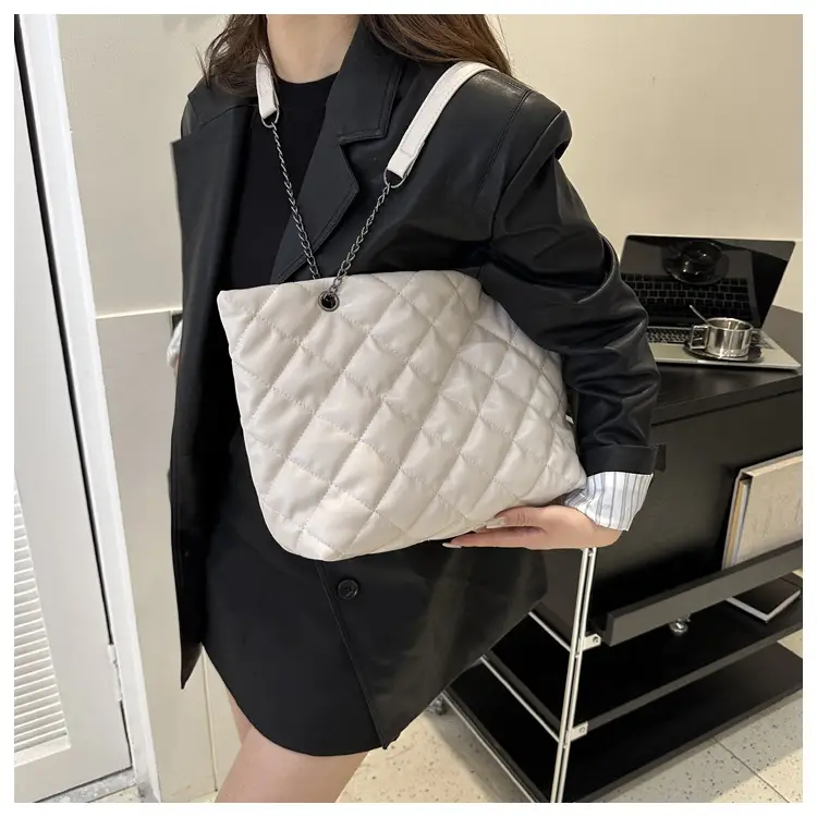 Green Quilted Leather Shoulder Bag for Women 2023 — feature 10