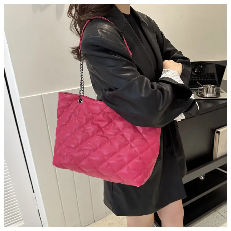 Green Quilted Leather Shoulder Bag for Women 2023 — feature 13