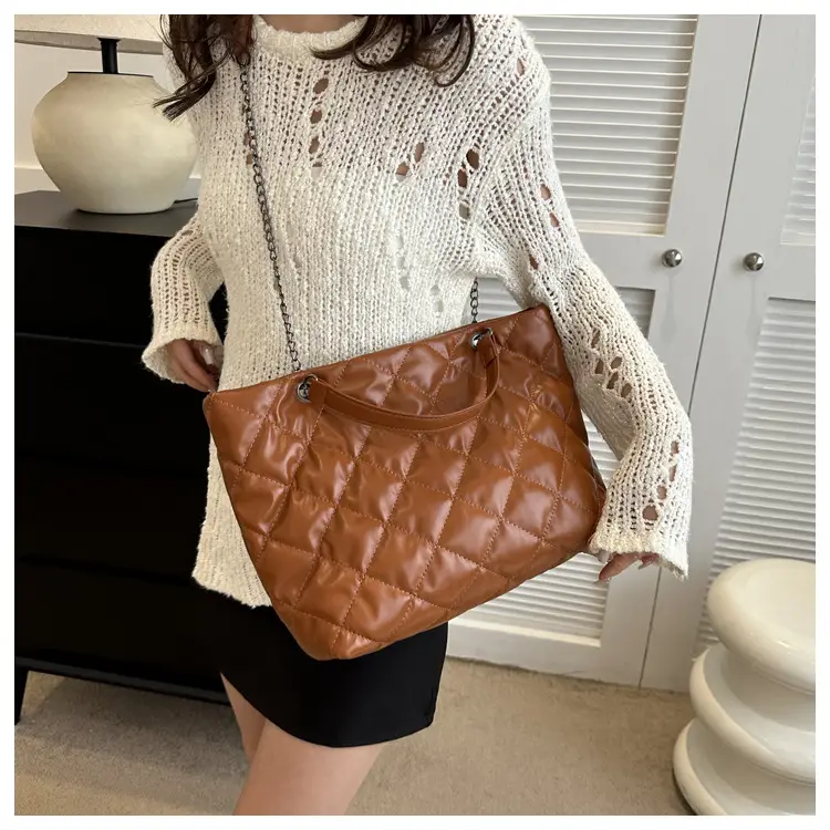 Green Quilted Leather Shoulder Bag for Women 2023 — feature 17