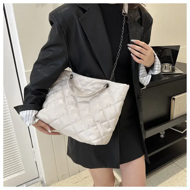 Green Quilted Leather Shoulder Bag for Women 2023 — feature 8