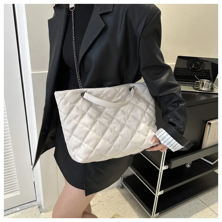 Green Quilted Leather Shoulder Bag for Women 2023 — feature 9