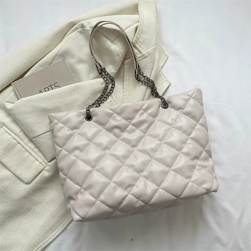 Green Quilted Leather Shoulder Bag for Women 2023 - Image 2