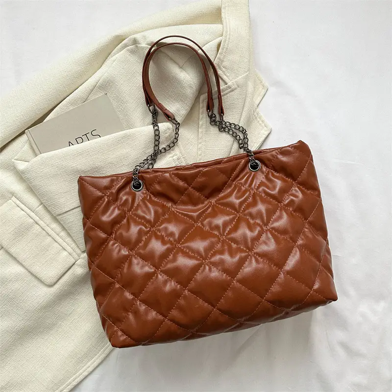 Green Quilted Leather Shoulder Bag for Women 2023 - Image 6