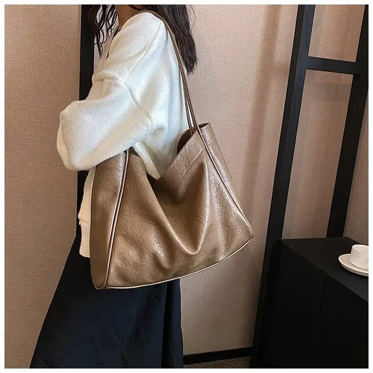 Women Large Capacity Black Leather Shoulder Bag 2023 — feature 10
